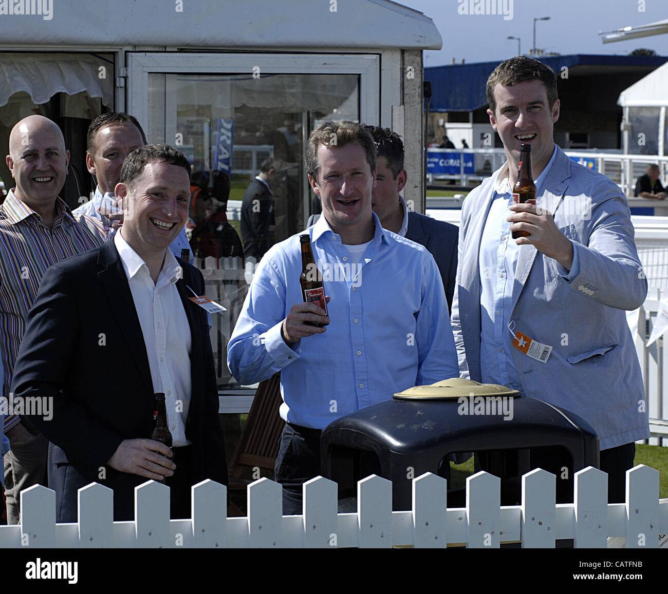 Ayr, Regno Unito. Il 20 aprile, 2012. Scottish Grand National Week-end (giorno 1). Ragazzi pomeriggio fuori. Racegoers maschio godendo un ristoro al sole del pomeriggio a Ayr Racecourse. Foto Stock