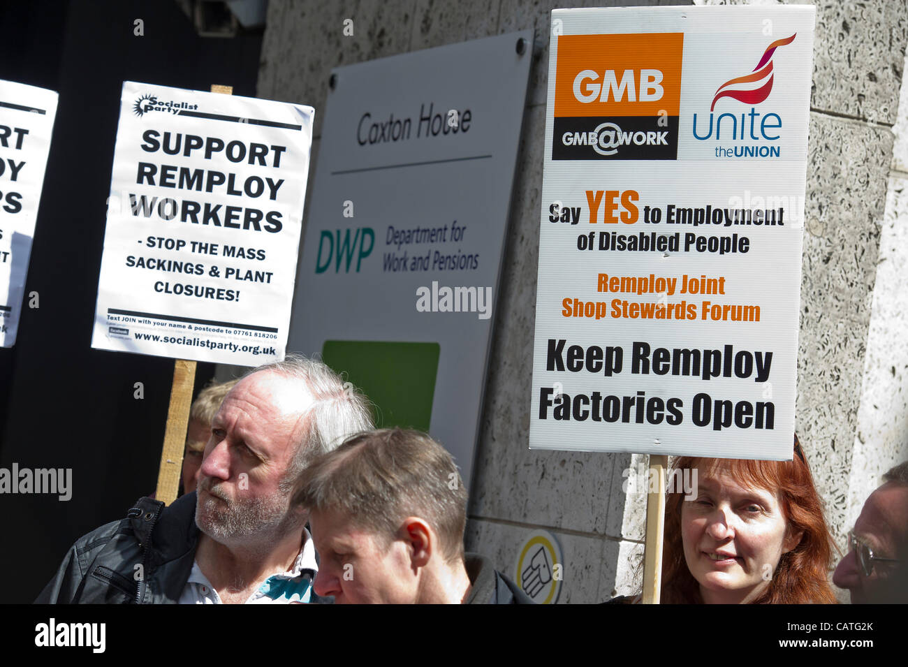 Una protesta contro la chiusura delle fabbriche alla Remploy, per le persone con disabilità è guidata da Gail Carmail (Assistente Gen Sec di Unite) e inizia al di fuori Caxton House, il Ministero del Lavoro e delle pensioni, e finisce al di fuori del Parlamento. Westminster, Londra, UK, 20 aprile 2012. Foto Stock