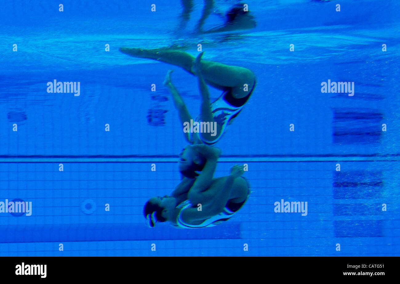 20.04.2012. Stratford, Londra. Il London Aquatics Centre. FINA di nuoto sincronizzato qualificazione olimpica. Il Giappone Chisa Kobayashi, Mariko Sakai in azione presso il London Aquatics Centre durante il duo libera di routine sul giorno tre.18-22 Aprile, 2012 Londra, Inghilterra. Foto Stock