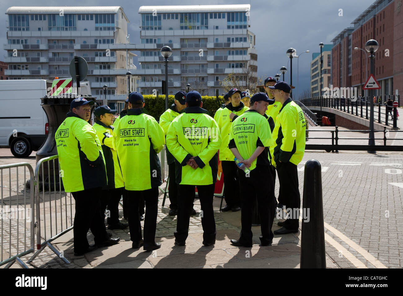 Caso personale di sicurezza a Liverpool Kings Dock, Marina, Merseyside, Regno Unito. Venerdì 20 Aprile, 2012. Mare gigante Odyssey marionetta spettacolare per commemorare la tragedia del Titanic. Foto Stock