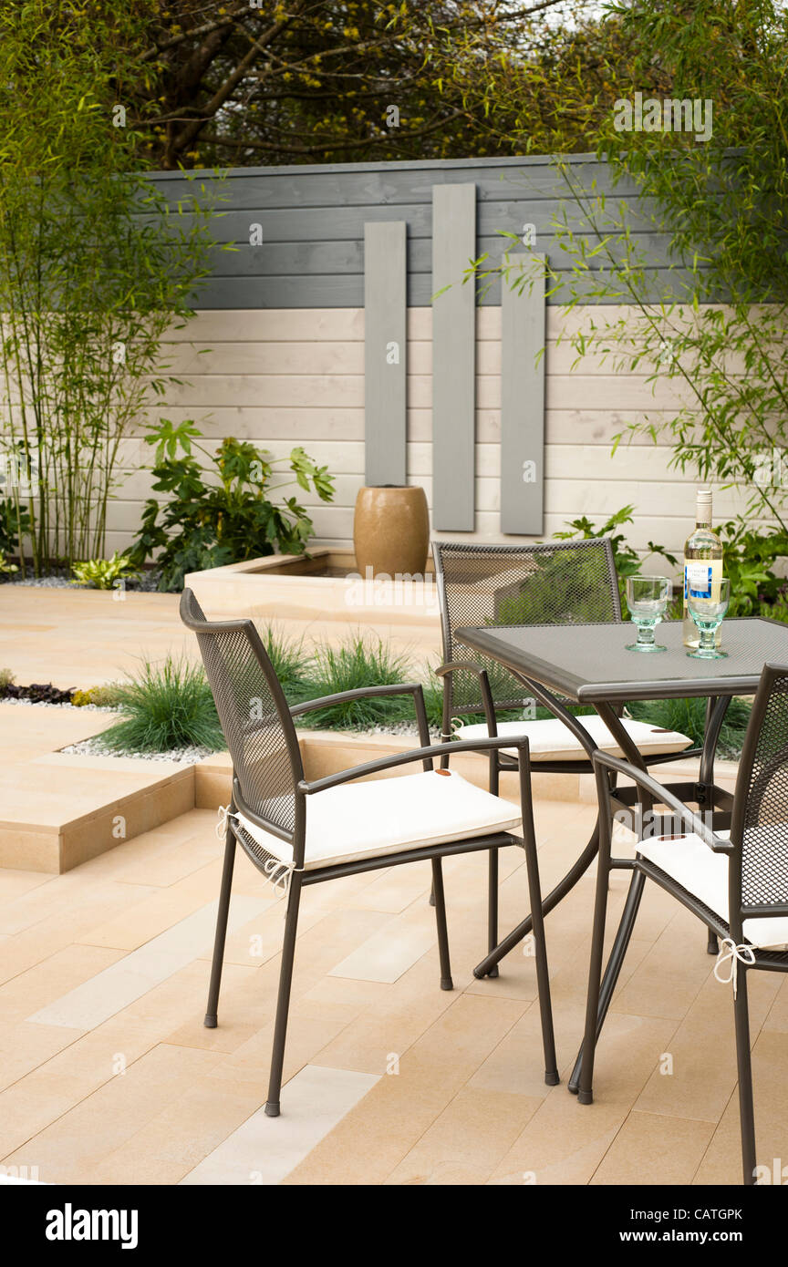 'Off The Shelf' mostrano giardino su Venerdì 20 Aprile 2012, il primo giorno di RHS mostrano in Cardiff Bute Park, Wales, Regno Unito. Progettato da Gaynor Witchard utilizzando piante e materiali facilmente disponibili presso i rivenditori e i centri di giardino, premiato con Flora Silver-Gilt medaglia. Foto Stock