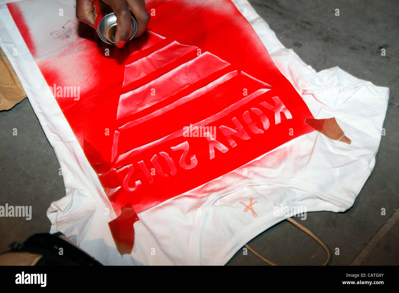 Kony 2012 coprire la campagna di notte, Trafalgar Square, Londra, Regno Unito. Foto Stock