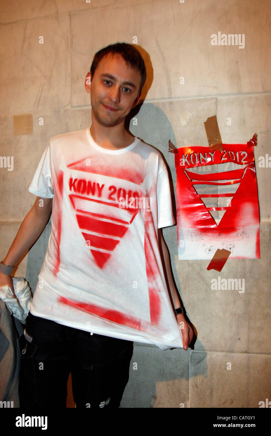 Kony 2012 coprire la campagna di notte, Trafalgar Square, Londra, Regno Unito. Foto Stock