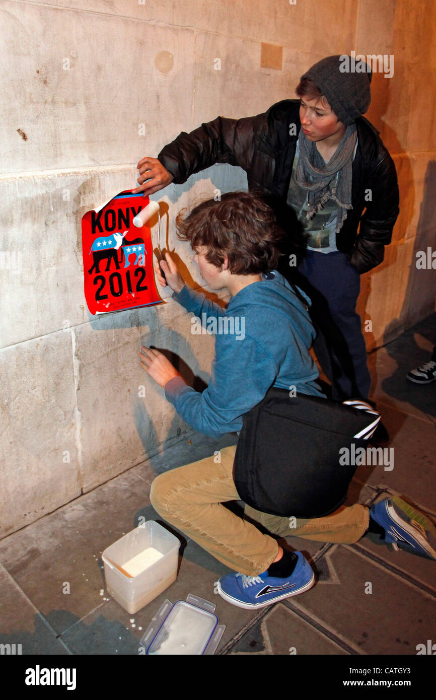 Kony 2012 coprire la campagna di notte, Trafalgar Square, Londra, Regno Unito. Foto Stock