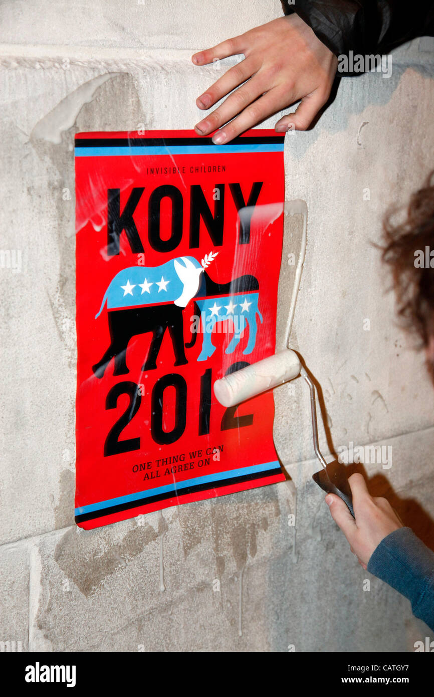 Kony 2012 coprire la campagna di notte, Trafalgar Square, Londra, Regno Unito. Foto Stock