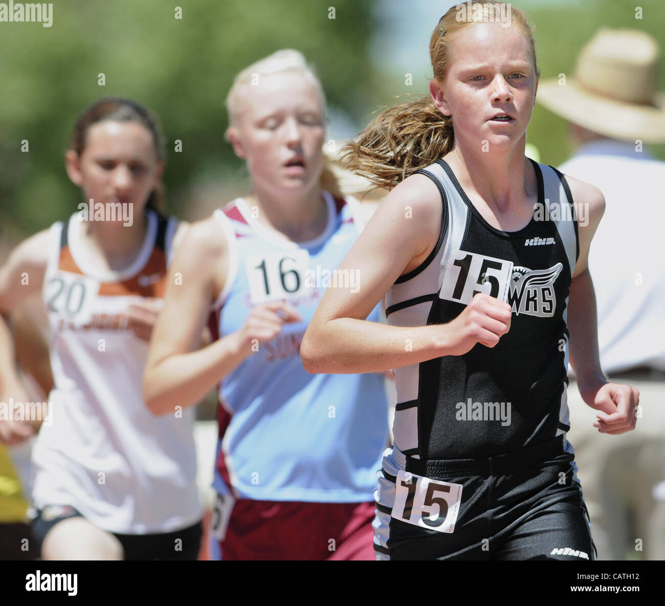 Aprile 20, 2012 - Albuquerque, NM, Stati Uniti - Vulcano Vista Woody Elisa ha tenuto la testa fino all'ultimo giro ed è stato superato da Del Norte Jenna Thurman nelle ragazze 3200 metro eseguire presso il Richard A. Harper Memorial via soddisfare. Venerdì, 20 aprile 2012. (Jim Thompson/Albuquerque ufficiale (credito Immagine: © Jim Foto Stock