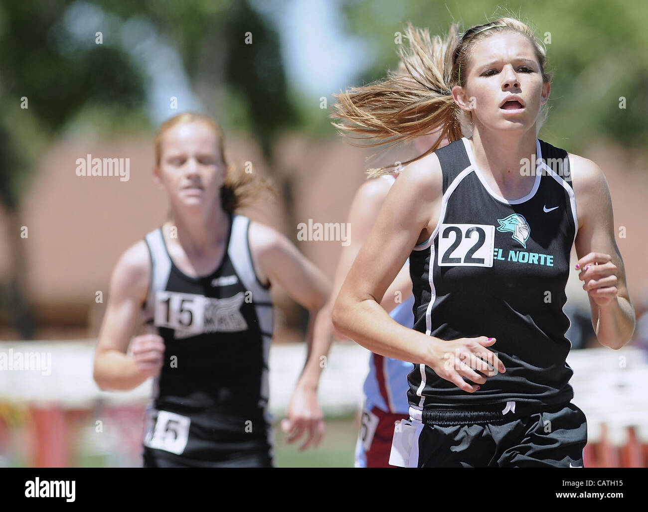 Aprile 20, 2012 - Albuquerque, NM, Stati Uniti - Del Norte Jenna Thurman prende la guida nella parte finale del giro delle ragazze 3200 metro eseguire per la vittoria alla Richard A. Harper Memorial via soddisfare. Venerdì, 20 aprile 2012. (Jim Thompson/Albuquerque ufficiale (credito Immagine: © Jim Thompson/Albuquerque ufficiale/ZUMAPR Foto Stock