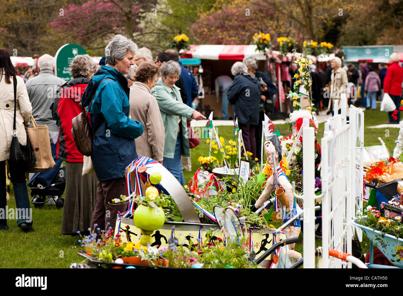 Visitatori godendo le scuole' carriola concorrenza sul Venerdì 20 Aprile 2012, il primo giorno di RHS mostrano in Cardiff Bute Park, Wales, Regno Unito. Le carriole sono state progettate da ragazzi delle scuole di tutta Cardiff, Vale of Glamorgan e Caerphilly sul tema dello sport e di germogli. Foto Stock