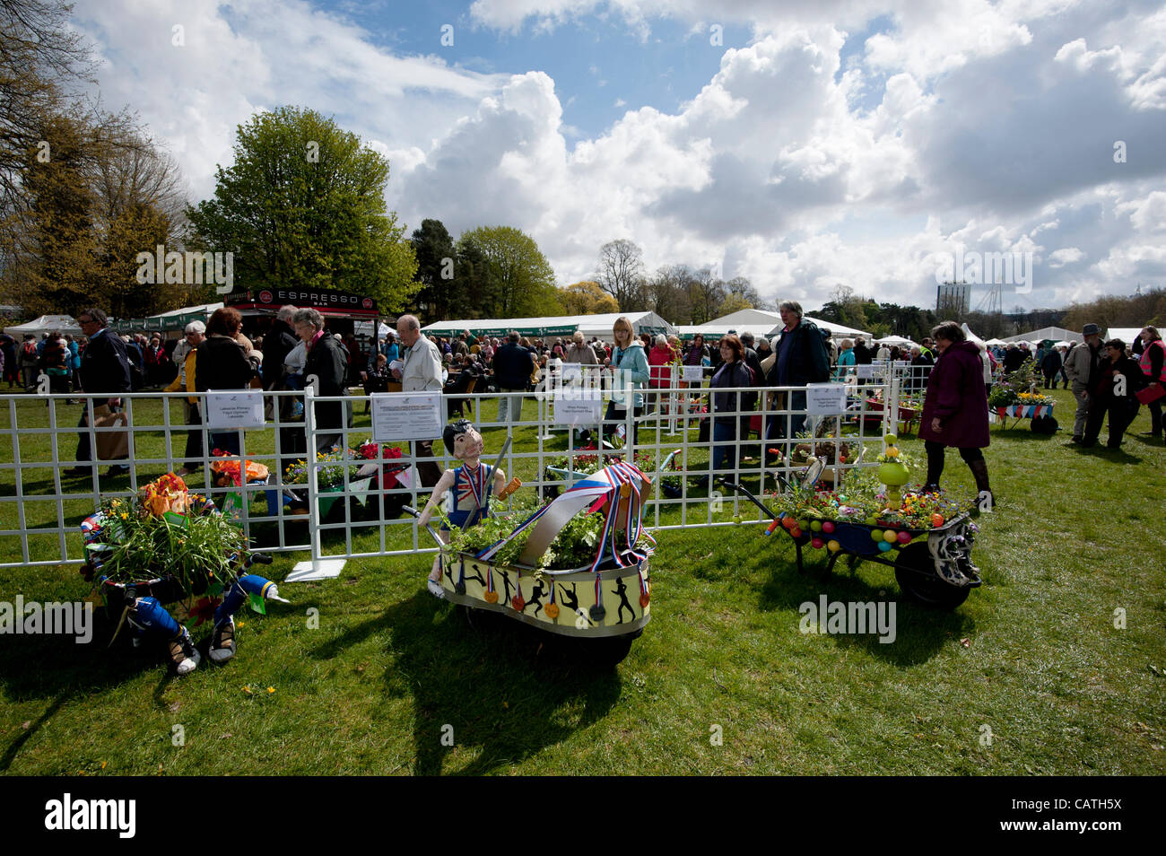 Visitatori godendo le scuole' carriola concorrenza sul Venerdì 20 Aprile 2012, il primo giorno di RHS mostrano in Cardiff Bute Park, Wales, Regno Unito. Le carriole sono state progettate da ragazzi delle scuole di tutta Cardiff, Vale of Glamorgan e Caerphilly sul tema dello sport e di germogli. Foto Stock