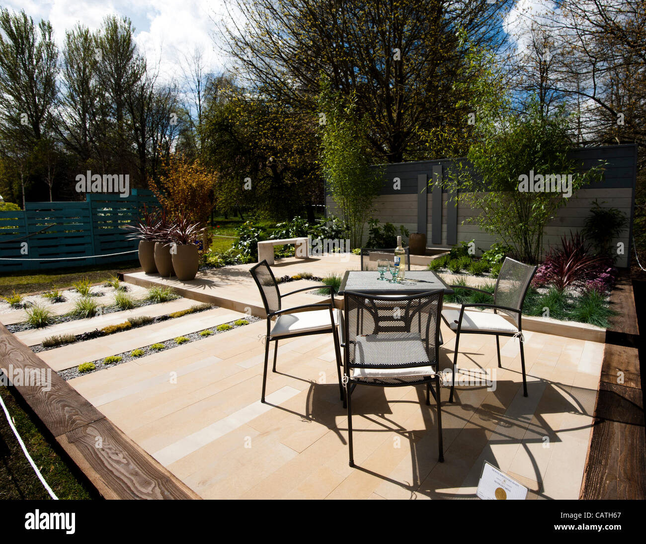 'Off The Shelf' mostrano giardino su Venerdì 20 Aprile 2012, il primo giorno di RHS mostrano in Cardiff Bute Park, Wales, Regno Unito. Progettato da Gaynor Witchard utilizzando piante e materiali facilmente disponibili presso i rivenditori e i centri di giardino, premiato con Flora Silver-Gilt medaglia. Foto Stock