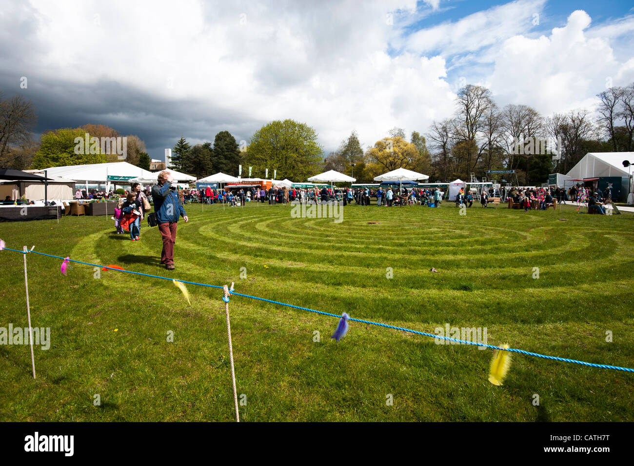 Visitatori godendo il 'processionale labirinto' funzione mostra il venerdì 20 aprile 2012, il primo giorno di RHS mostrano in Cardiff Bute Park, Wales, Regno Unito. Progettato da Lynne Allbutt come spazio esterno per ispirazione, di meditazione e di stimolazione. Foto Stock