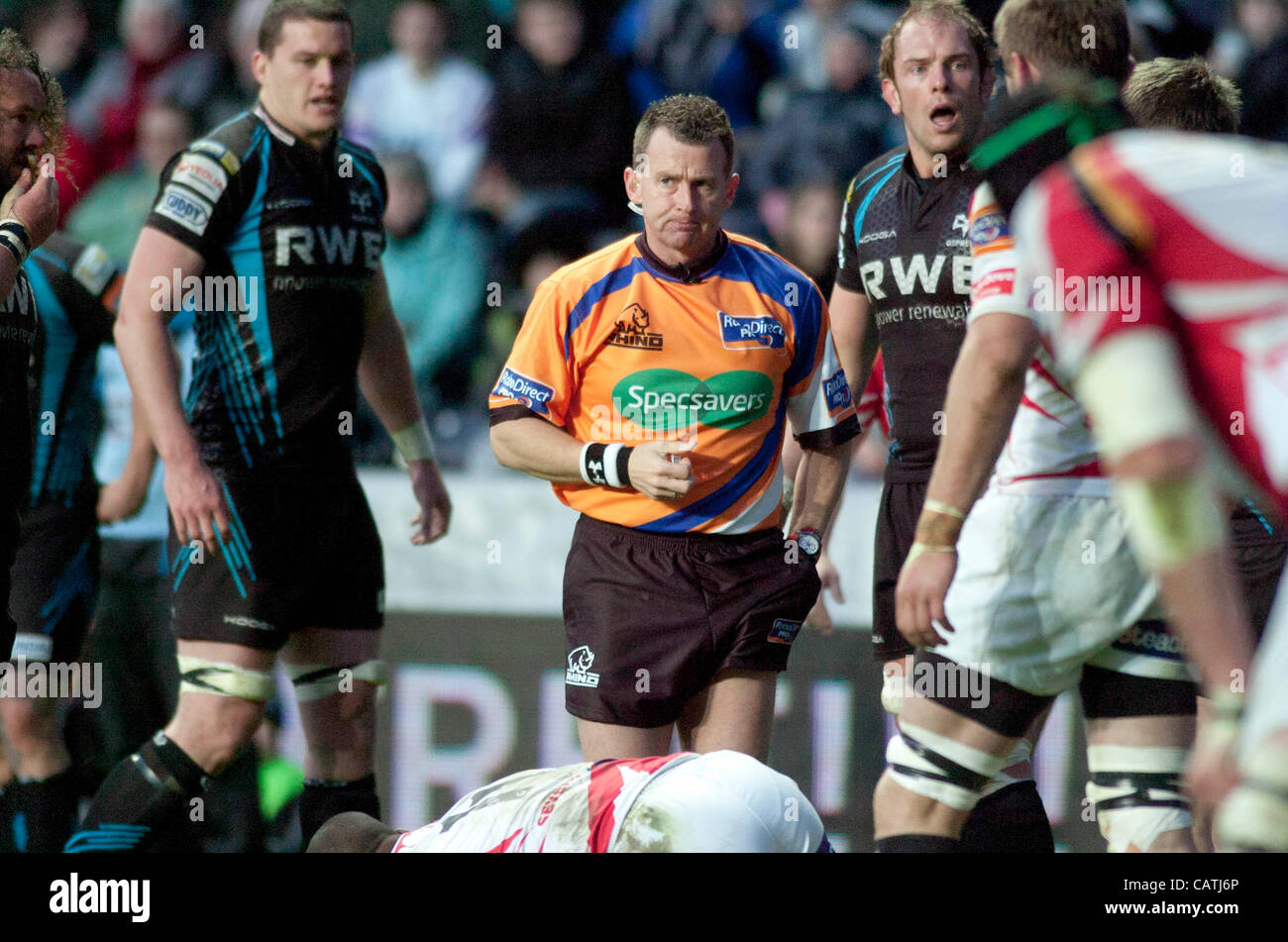 Il falco pescatore v Dragons- RaboDirect PRO 12 @ Il Liberty Stadium di Swansea: arbitro Nigel Owens raggiunge la sua carta Foto Stock