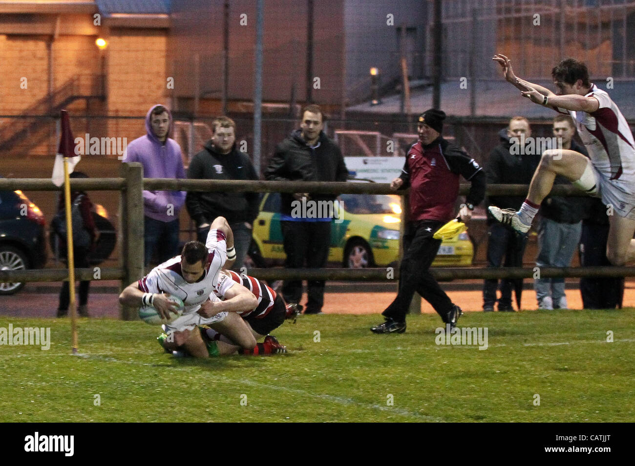 20.04.2012 Loughborough, Inghilterra. La Loughborough studenti v Nuneaton RFC. Divisione provare leader-scorer CRAIG HOLLAND aggiunge alla sua tally durante la divisione 2 Nord partita giocata a Loughborough University. Foto Stock