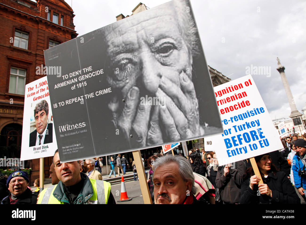 Londra, Regno Unito. Sabato 21 Aprile 2012. Dimostranti con cartelli al genocidio armeno del 1915 Commemorazione Marzo, Londra. Un anti-Turchia dimostrazione per aumentare la consapevolezza del genocidio armeno che non è mai stato riconosciuto. Foto Stock