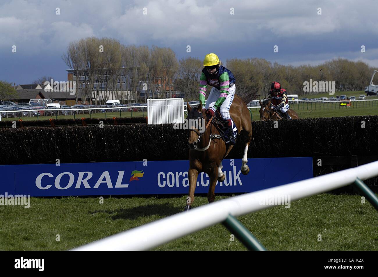 Ayr, Regno Unito 21/4/12 Scottish Grand National fine settimana (giorno 2) Inizio gara azione come lidar cavalcato da Robert Thornton cancella la recinzione finale sul primo circuito della seconda gara. Foto Stock