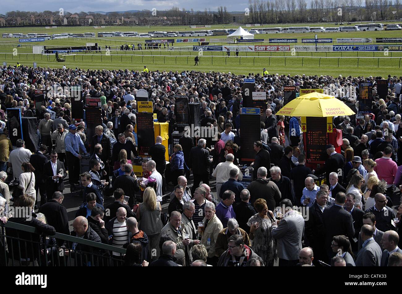 Ayr, Regno Unito 21/4/12 Scottish Grand National fine settimana (giorno 2) La folla si riuniscono a Ayr Race Course prima dell'inizio del secondo giorno della Scottish Grand National weekend. Foto Stock