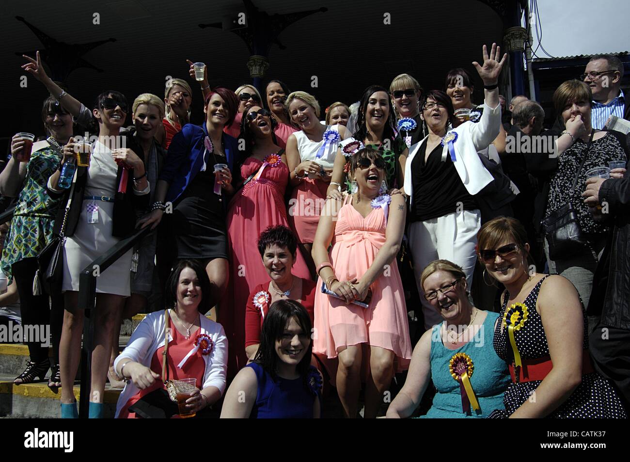 Ayr, Regno Unito 21/4/12 Scottish Grand National fine settimana (giorno 2) un gruppo del partito di gallina ragazze stanno avendo divertimento al sole a Ayr Racecourse. Foto Stock