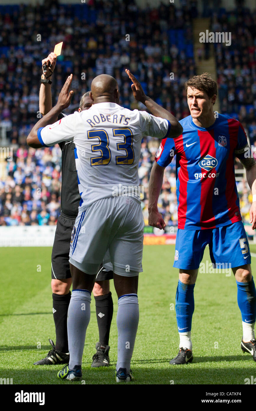 21.04.2012 Reading, in Inghilterra. Lettura v Crystal Palace. Jonathan Parr si sporca con un braccio swiming da Jason Roberts ed egli riceve un Cartellino rosso durante la NPower Campionato di gioco giocato al Madejski Stadium. Foto Stock