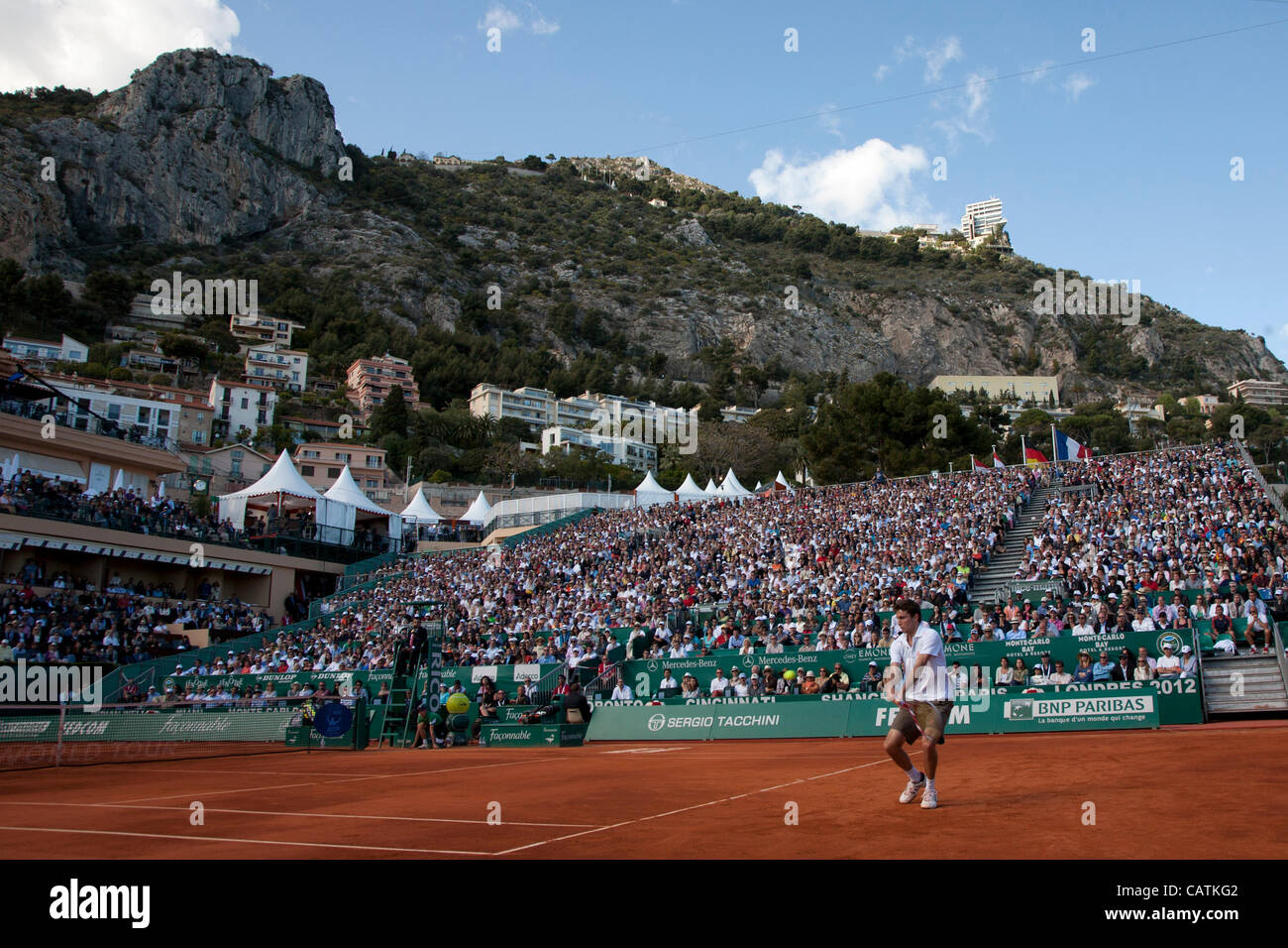 21/04/2012 Monte Carlo, Monaco. Gilles Simon (FRA) in azione durante la semi finale singles match tra Rafael Nadal (ESP) e Gilles Simon (FRA) presso l'ATP Monte Carlo Masters di tennis torneo tenutasi nel Monte Carlo Country Club di Monaco. Credito: Mitchell Gunn. Foto Stock