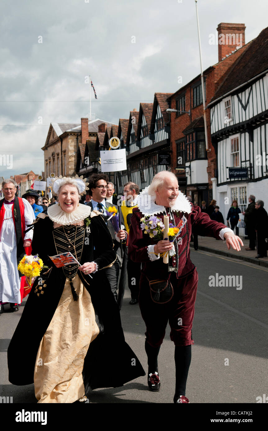 Chapel Street Stratford-upon-Avon Regno Unito 21/04/2012. William Shakespeare feste di compleanno. Gli attori interpretano la parte del signor e la signora Shakespeare durante l'annuale festa di compleanno di Shakespeare processione. Foto Stock