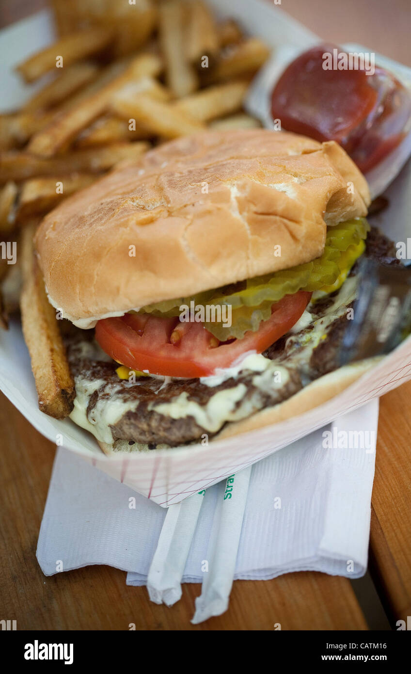 5 aprile 2012 - Fort Worth, Texas, Stati Uniti d'America - Aprile 5, 2012. Fort Worth, Tx. Stati Uniti d'America. Un formaggio blu e pickle Fred Burger dal Cowboy chef carrello. Chris Kruger ha avuto l'ispirazione per creare un parco per carrelli di cibo in modo tale che le persone potessero riunirsi e cercare un assortimento di cibi in una posizione centrale a Ft. Vale la pena, Foto Stock