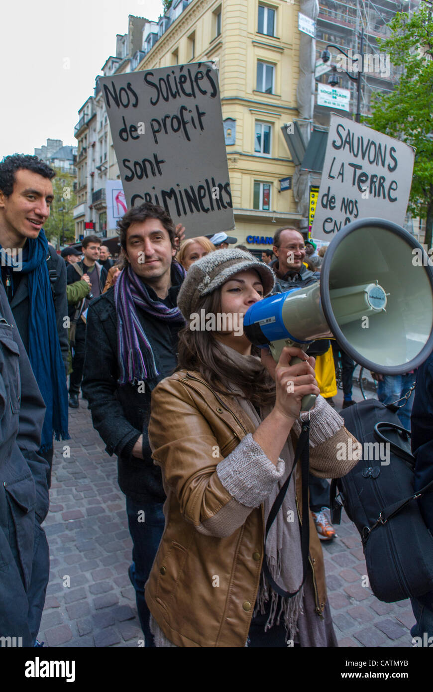 Parigi, Francia, teenager francese che urla slogan in Megaphone a "Indignants" manifestazioni di protesta contro le elezioni presidenziali francesi "non rappresentative", votate la francia, demo megafono Foto Stock