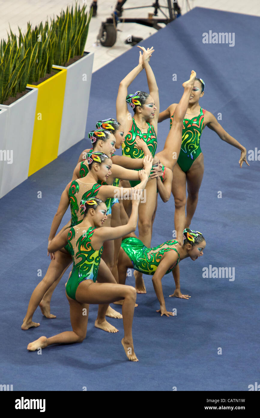 Giappone Team, Yumi ADACHI, Aika HAKOYAMA, Mayo, ITOYAMA Chisa Kobayashi, Risako MITSUI, Mai Nakamura, Mariko Sakai, Kurumi Yoshida, FINA Giochi Olimpici di nuoto sincronizzato qualifica, 21 Apr 12, Aquatics Centre, Olympic Park, London, Regno Unito. Foto Stock