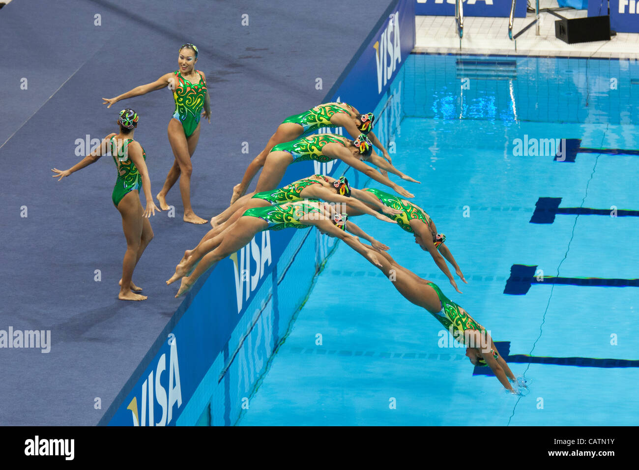 Giappone Team, Yumi ADACHI, Aika HAKOYAMA, Mayo, ITOYAMA Chisa Kobayashi, Risako MITSUI, Mai Nakamura, Mariko Sakai, Kurumi Yoshida, FINA Giochi Olimpici di nuoto sincronizzato qualifica, 21 Apr 12, Aquatics Centre, Olympic Park, London, Regno Unito. Foto Stock