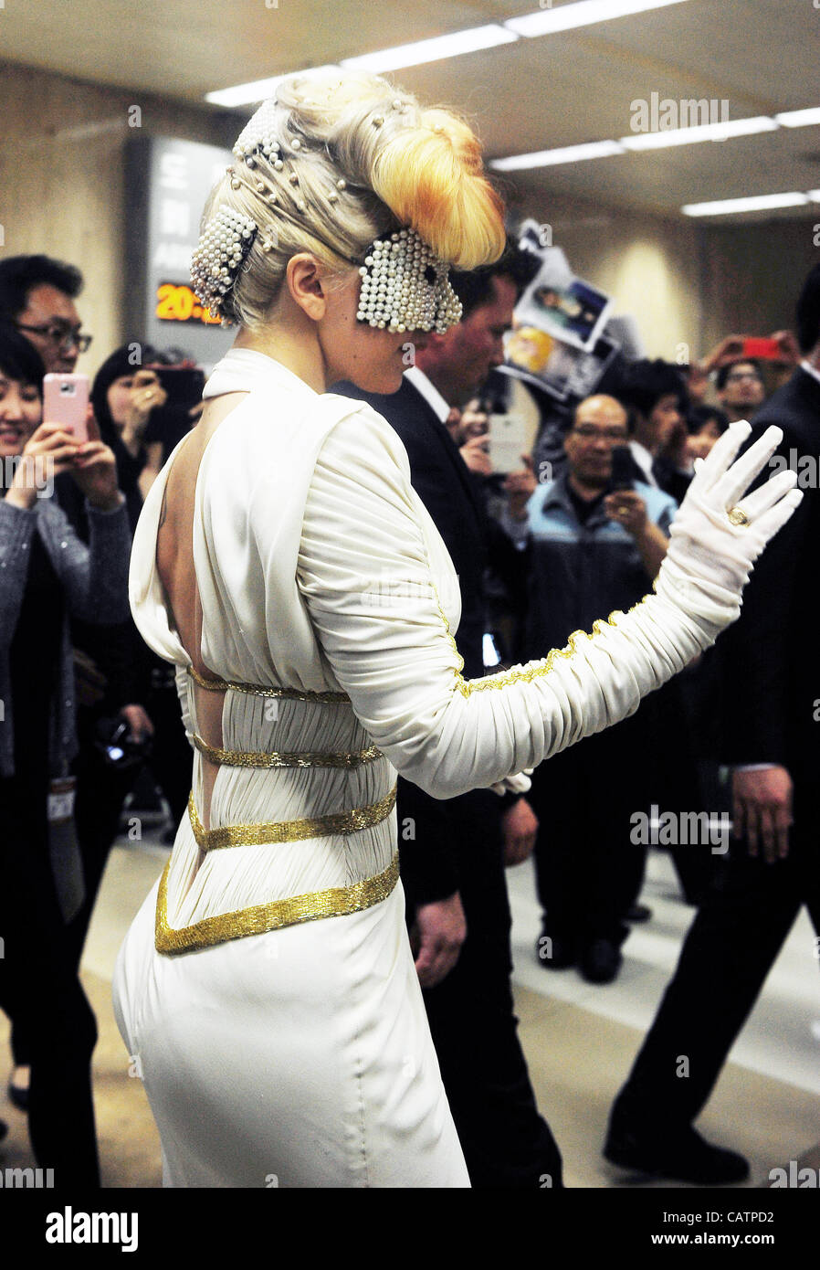 Aprile 20, 2012 - Seoul, Corea del Sud - Lady Gaga arriva al Gimpo International Airport on April 20, 2012 a Seul, in Corea del Sud. Lady Gaga è in concerto al Jamsil Olympic Stadium il 27 aprile. (Credito Immagine: © Corea Jana Jana/press/ZUMAPRESS.com) Foto Stock