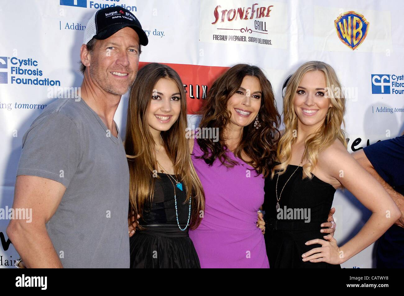 James Denton, Emerson Tenney, Teri Hatcher, Andrea Bowen presso gli arrivi per la seconda edizione di Block Party sulla corsia di glicine beneficio per la Fondazione Fibrosi Cistica, Universal Studios Lot, Los Angeles, CA il 21 aprile 2012. Foto Da: Michael Germana/Everett Collection Foto Stock