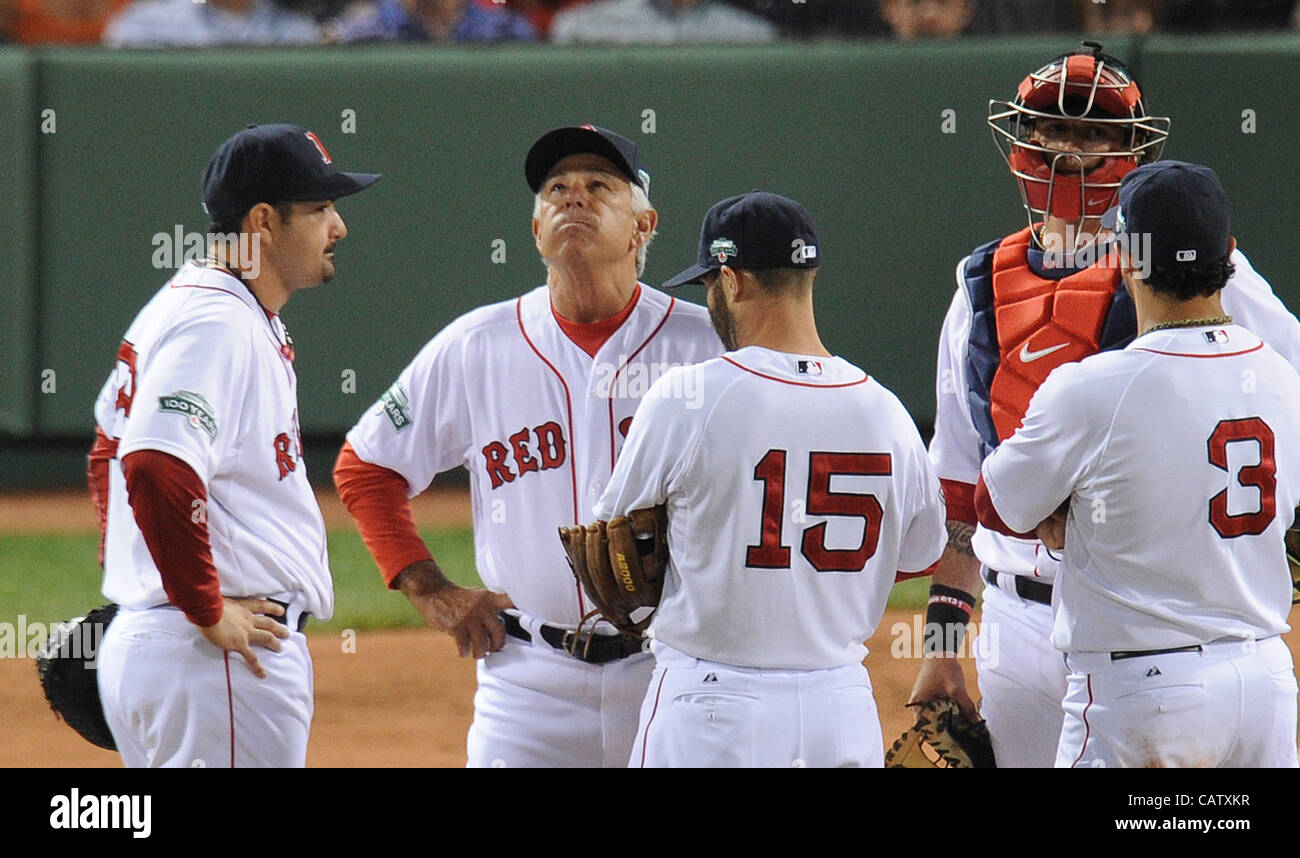 Bobby Valentine manager (Red Sox), 17 aprile 2012 - MLB : Boston Red Sox manager Bobby Valentine (2 L) con i suoi giocatori Adrian Gonzalez (L), Dustin Pedroia #15, Jarrod Saltalamacchia (2R), Mike Aviles #3 durante la partita contro i Rangers di Texas a Fenway Park di Boston, Massachusetts, Regno S Foto Stock