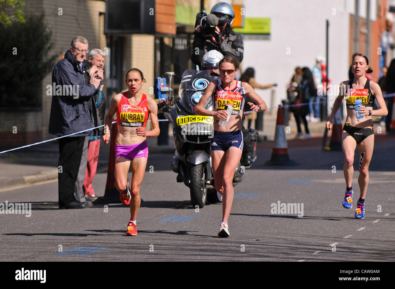 Londra, Westferry, Canary Wharf, nei pressi di miglio 16, 22 aprile 2012, concorrenti nella maratona di Londra 2012 hanno quasi dieci chilometri in più per andare. GB Elite donne. Nella foto, da sinistra a destra (e posizione di finitura), Freya Murray (13th), Louise Damen (16th), Claire Hallissey (11a). Foto Stock