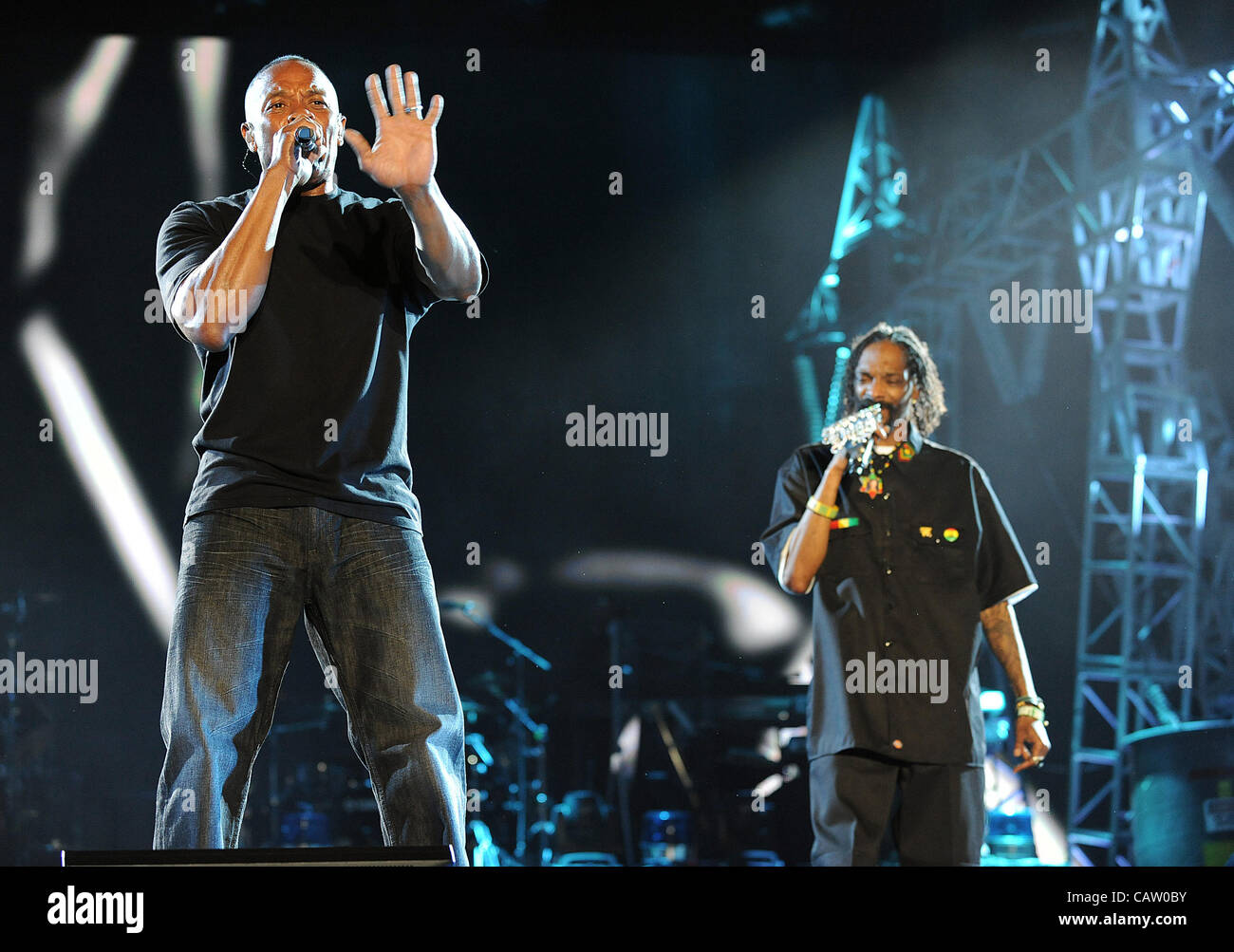 Apr 22, 2012 - Indio, California, Stati Uniti d'America - artista rap DR. DRE e Snoop Dogg esegue come parte del 2012 Coachella Music & Arts Festival che si svolge all'Impero Polo campo. I tre giorni del festival si richiamano migliaia di appassionati di vedere una varietà di artista in cinque diverse fasi. Copyrig Foto Stock