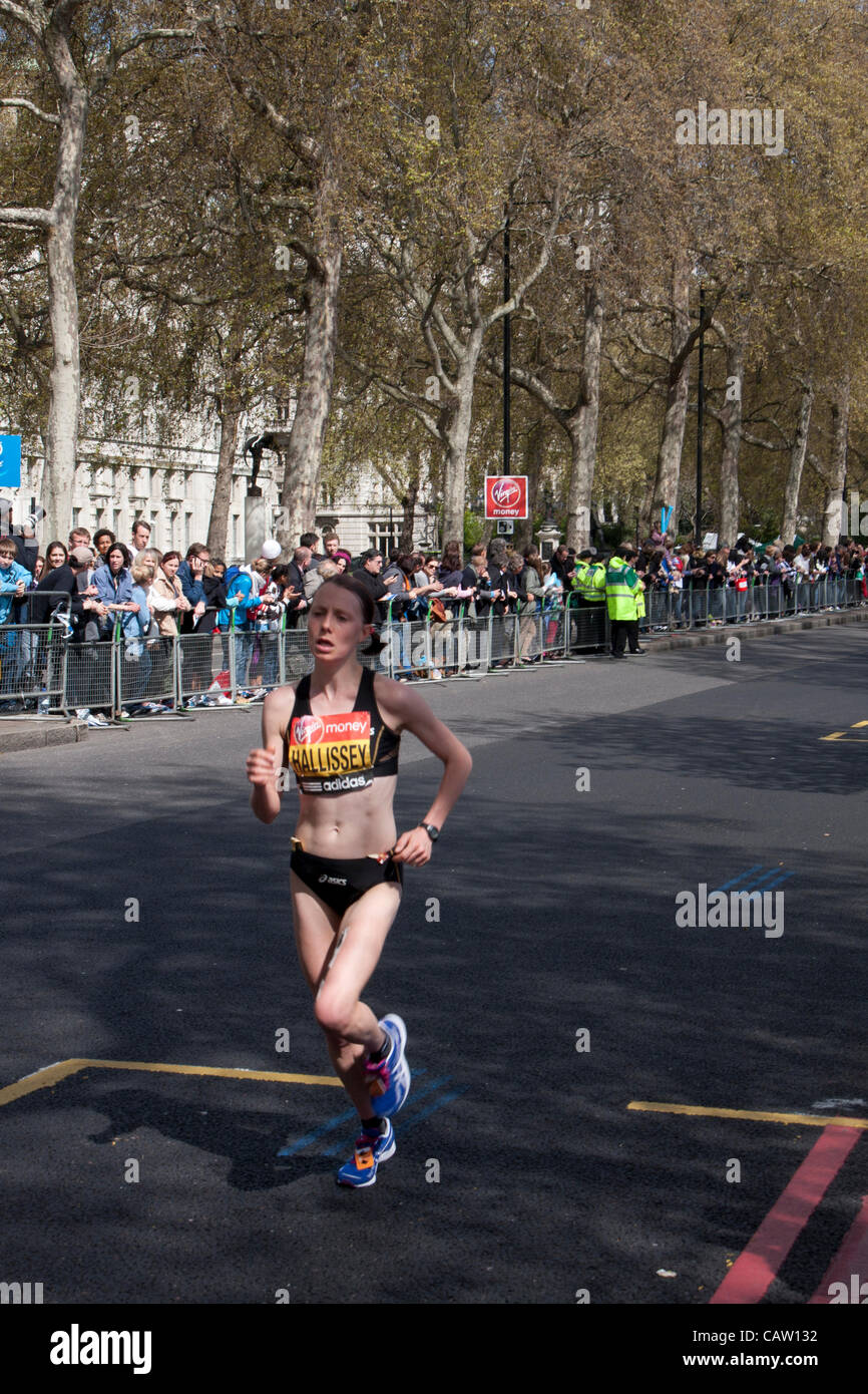 Londra, Regno Unito. 23 Aprile, 2012. Clare Hallissey (GBR) in esecuzione in VIRGIN LONDON MARATHON 2012 a 25 miglia (40KM) punto, ha terminato undicesimo in 02:27:44. Foto Stock