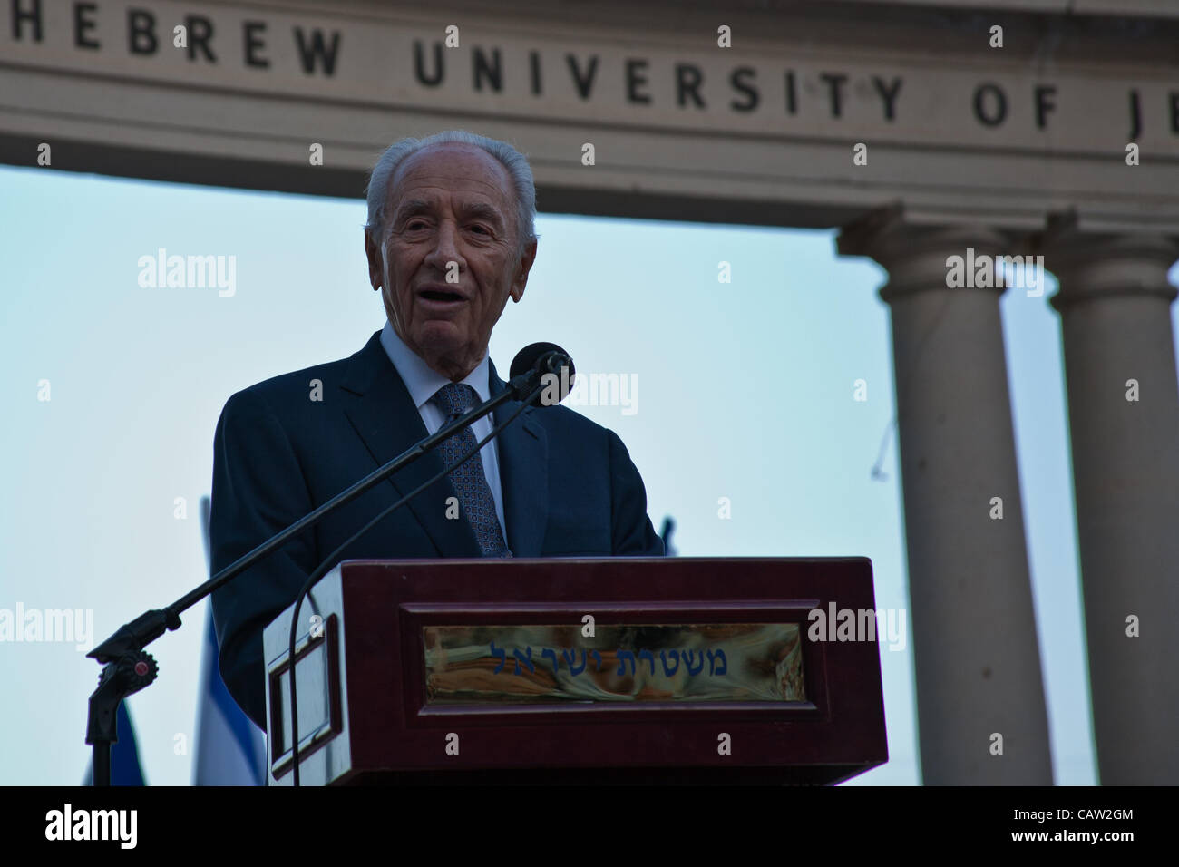 Il presidente israeliano Shimon Peres risolve il pubblico nel corso di una cerimonia che rende omaggio alla 26 esuberante funzionari di polizia. Si tratta di una polizia nazionale e tradizione militare di lodare la degna prima del giorno dell'indipendenza. Gerusalemme, Israele. 23-Apr-2012. Foto Stock