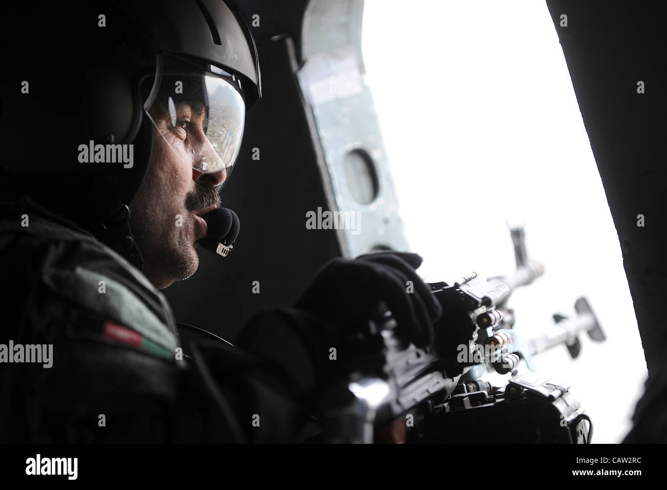 Afghane uno Mi-17 elicottero capo equipaggio esegue la scansione del cielo durante il trasporto del Presidente del Comune di capi di Stato Maggiore gen. Martin E. Dempsey 23 Aprile 2012 da Camp Moorehead, Afghanistan. Foto Stock