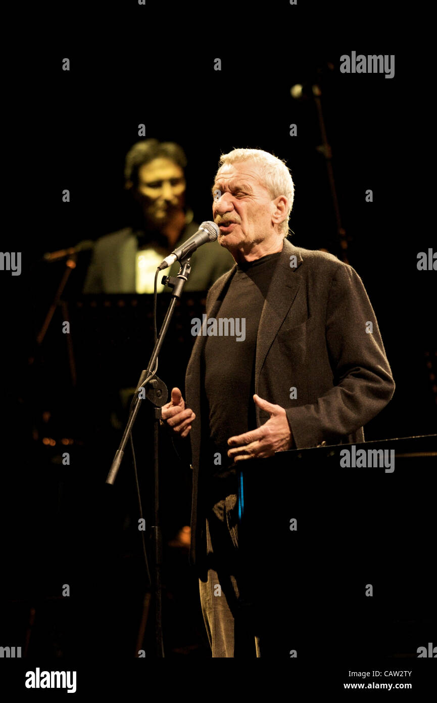 BOLOGNA (IT) 23/04/2012: Paolo Conte Live, Italian Jazz compositore eseguendo @ Teatro delle Celebrazioni di Bologna, in Italia il Apr 23, 2012. Foto Stock