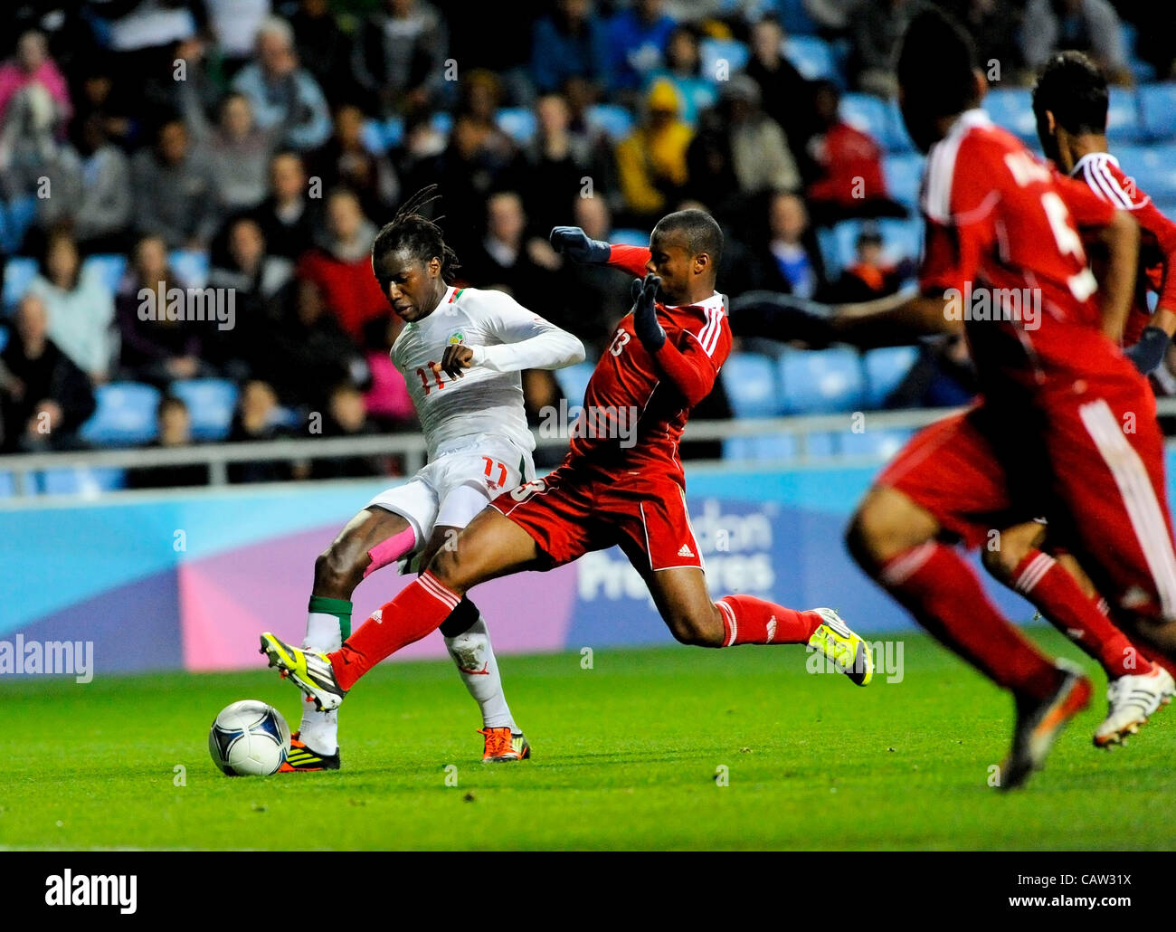 23.04.2012. Coventry, Inghilterra. Il Senegal Ibrahima Bald (Senegal /  Osasuna) os affrontato da Oman's Azan Al Balushi (Oman) durante gli uomini  di calcio alle Olimpiadi di qualificazione del torneo Play-Off corrisponde  alla