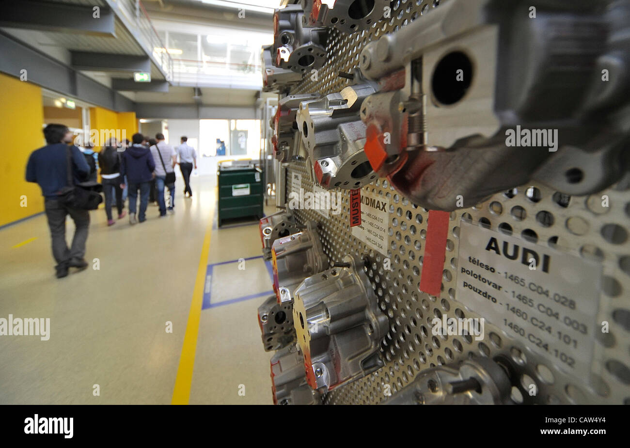 Circa 50 nuovi ingegneri hanno potuto unirsi al Bosch Diesel linea di produzione in JIhlava. Considerando che il mercato del lavoro non hanno abbastanza tecnicamente ben educati professionisti, Bosch Diesel organizza ogni anno un programma di informazione in fabbrica per gli studenti delle facoltà tecnico. High-Tech D Foto Stock