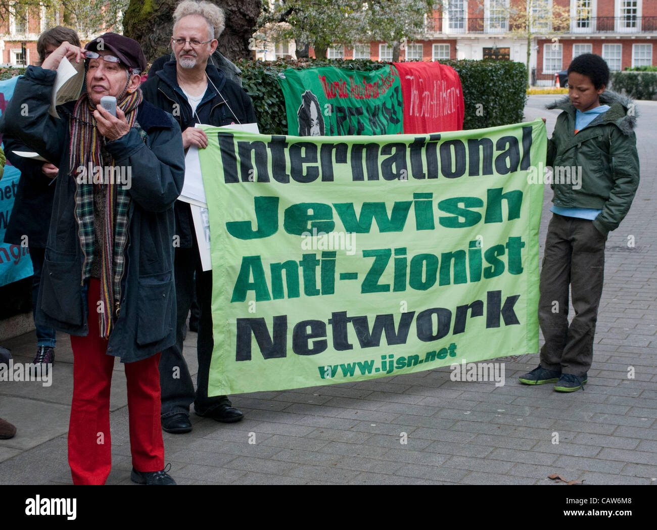 Londra, Regno Unito. 24/04/12. Come giornalista Mamia Abu-Jamal spende il suo 55º compleanno nel braccio della morte in Pennsylvania, Sciopero Globale delle Donne, l'e quella ebraica Anti-Zionist protesta di rete al di fuori dell'Ambasciata statunitense a chiamata per una riapertura del processo. Foto Stock