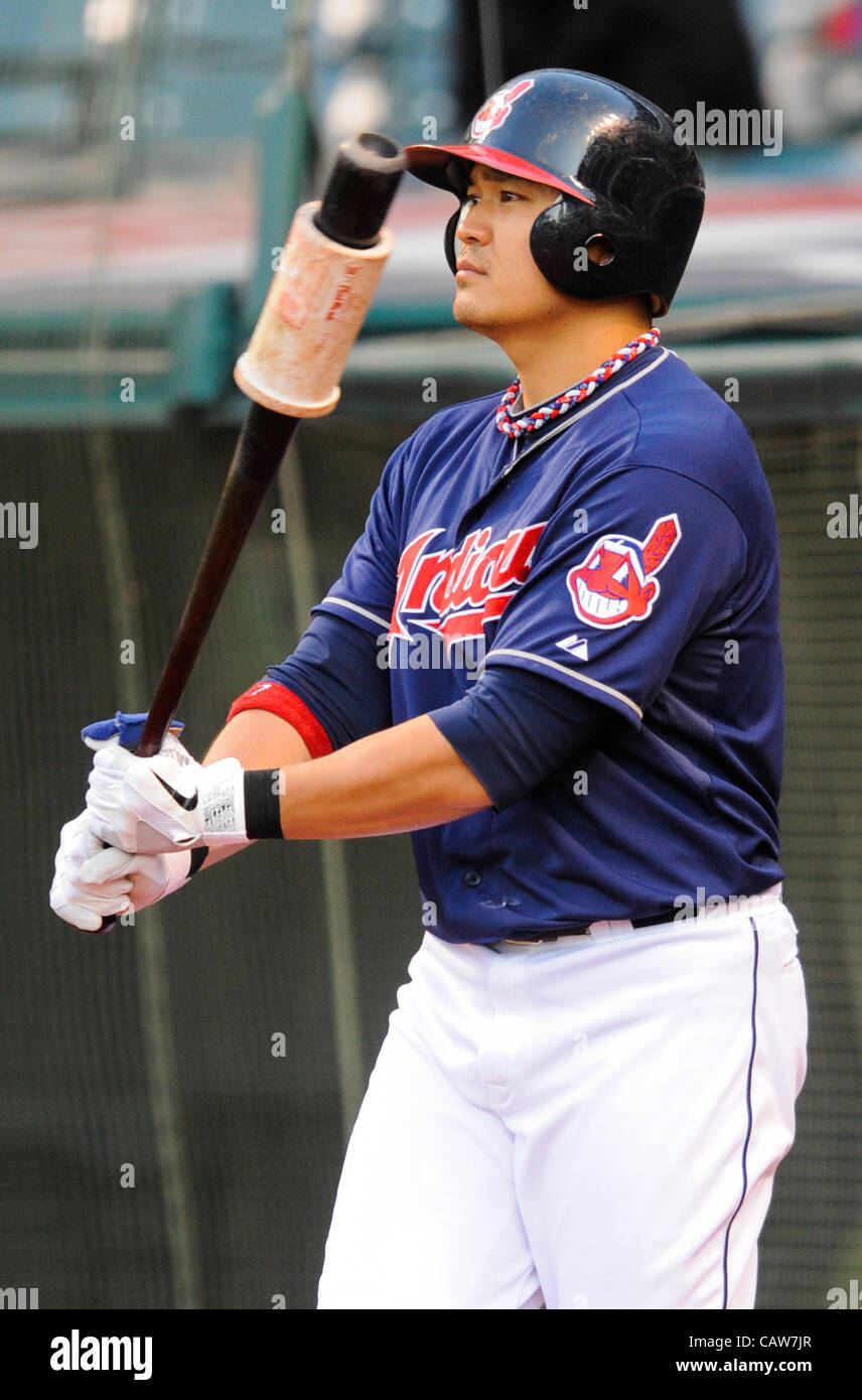 CLEVELAND, OH, Stati Uniti d'America - 24 aprile: Cleveland Indians diritto fielder Shin-Soo Choo (17) in campo progressivo in Cleveland, OH, Stati Uniti d'America martedì, 24 aprile 2012. Foto Stock