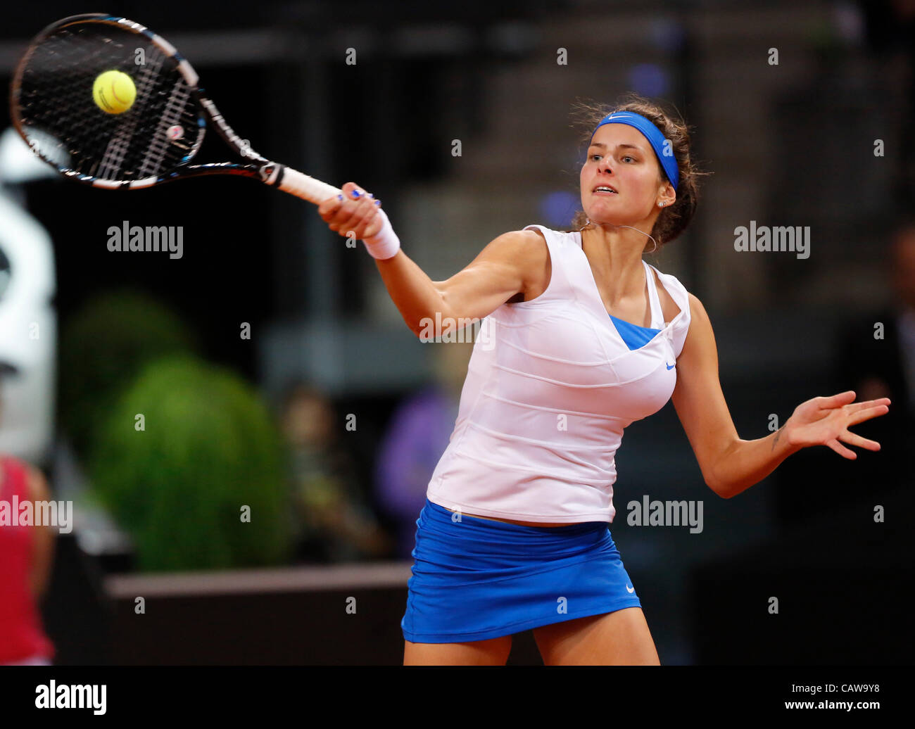 Julia GOERGES (GER) Aktion Aufschlag, Ritratto, Kopf, Gesicht, Tennisball, Einzelbild beim Porsche Tennis Grand Prix WTA Turnier di Stoccarda, Deutschland, am 24.04.2012 Foto Stock