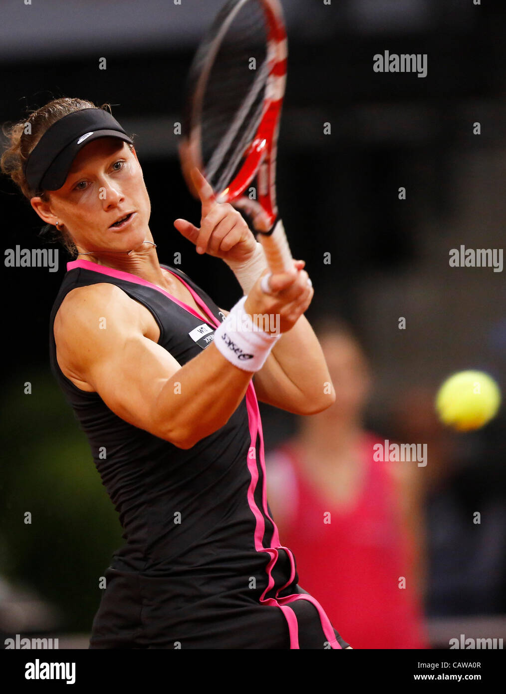 Samantha STOSUR (AUS) Aktion Aufschlag, Ritratto, Kopf, Gesicht, Tennisball, Einzelbild beim Porsche Tennis Grand Prix WTA Turnier di Stoccarda, Deutschland, am 24.04.2012 Foto Stock