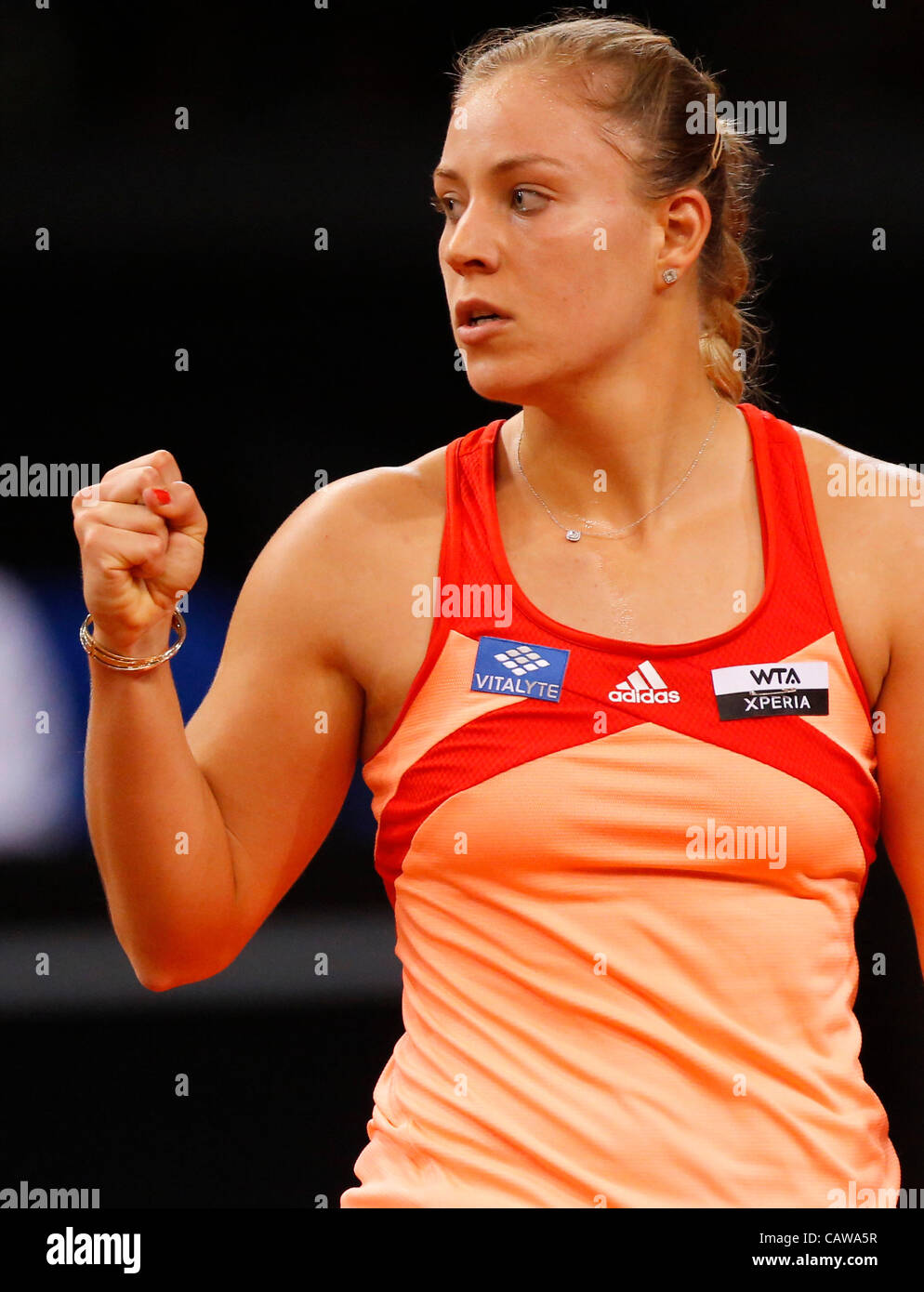 Angelique KERBER (GER)Aktion Aufschlag, Ritratto, Kopf, Gesicht, Tennisball, Einzelbild , ballt die Faust, gestikuliert und gibt Anweisungen, Aktion, Einzelbild, Gestik, Geste, Handbewegung, zeigen, deuten beim Porsche Tennis Grand Prix Turnier di Stoccarda, Deutschland, am 24.04.2012 Fotograf: Foto Stock