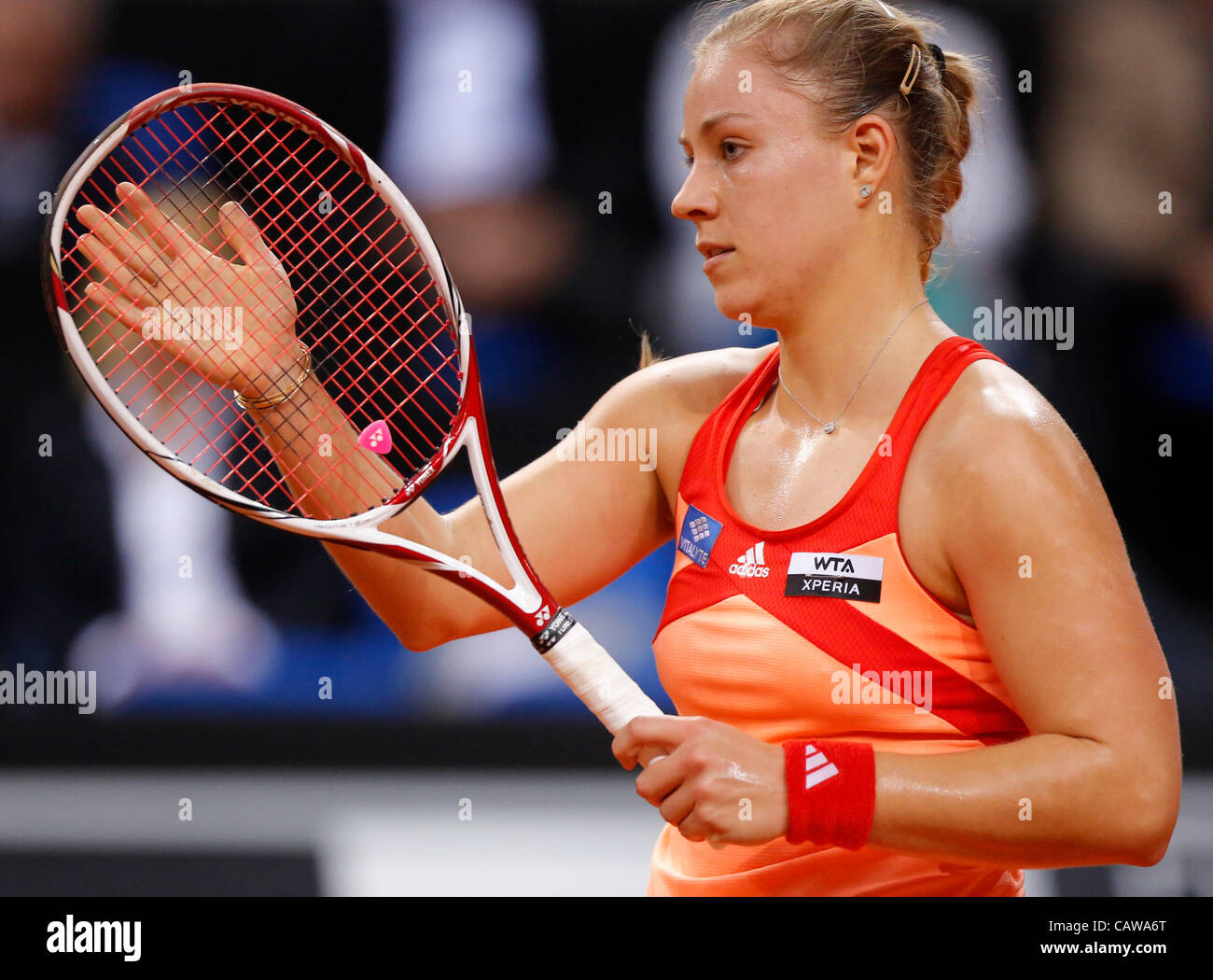 Angelique KERBER (GER) Aktion Aufschlag, Ritratto, Kopf, Gesicht, Tennisball, Einzelbild , klatscht Applaus mit der Schlagflaeche des Tennisschlaegers, Geste beim Porsche Tennis Grand Prix Turnier di Stoccarda, Deutschland, am 24.04.2012 Fotograf: Peter Schatz www.peterschatz.com Lacknerstr.7 85 Foto Stock