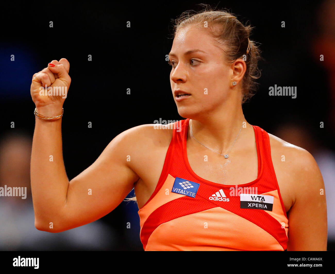 Angelique KERBER (GER)Aktion Aufschlag, Ritratto, Kopf, Gesicht, Tennisball, Einzelbild , ballt die Faust, gestikuliert und gibt Anweisungen, Aktion, Einzelbild, Gestik, Geste, Handbewegung, zeigen, deuten beim Porsche Tennis Grand Prix Turnier di Stoccarda, Deutschland, am 24.04.2012 Fotograf: Foto Stock