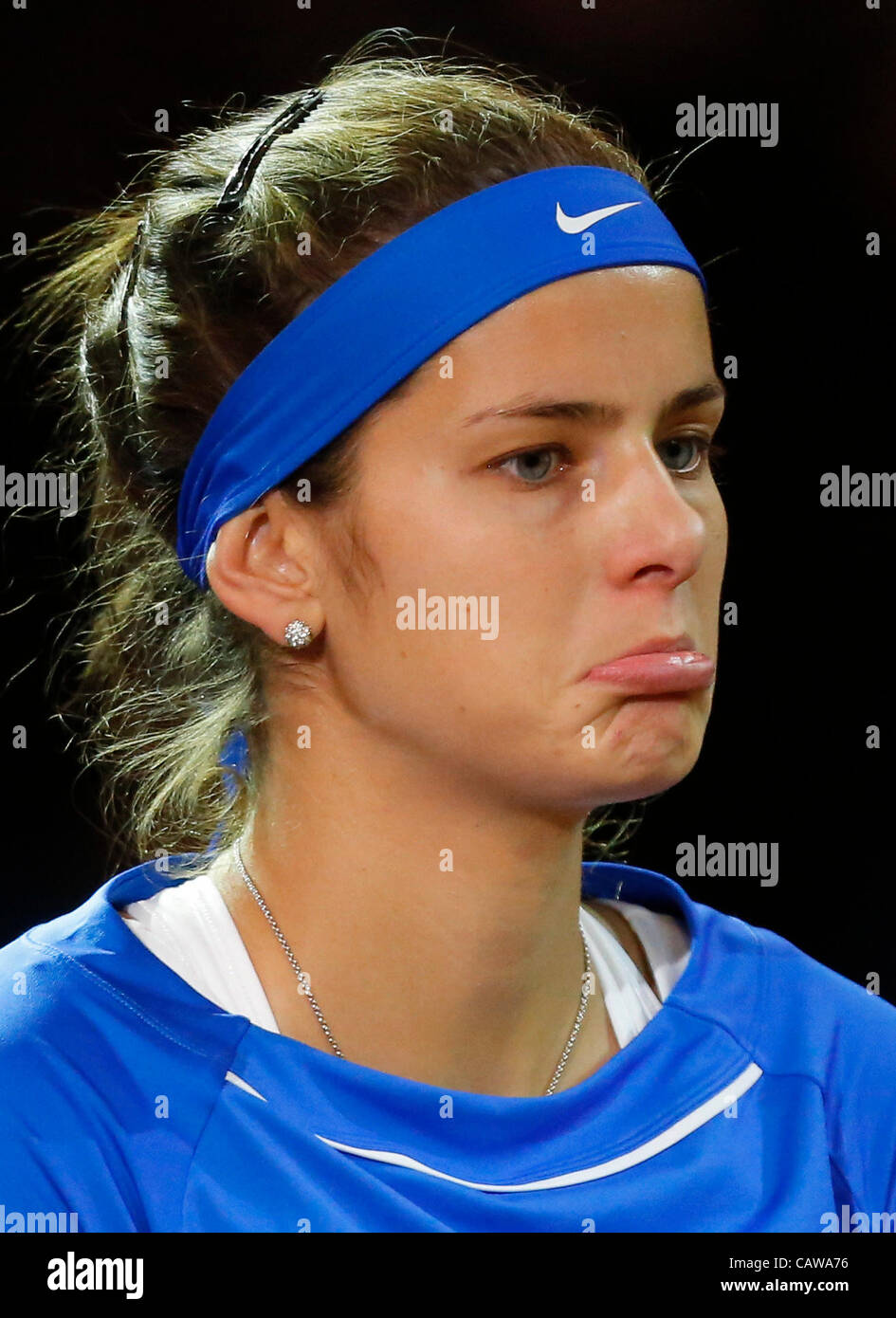 Julia GOERGES (GER) Aktion Aufschlag, Ritratto, Kopf, Gesicht, Tennisball, Einzelbild , Emotionen, enttäuscht, Enttäuschung, Frust, frustriert, Trauer ,traurig, verzweifelt, Verzweiflung beim Porsche Tennis Grand Prix WTA Turnier di Stoccarda, Deutschland, am 24.04.2012 Fotograf: Peter Schatz Foto Stock