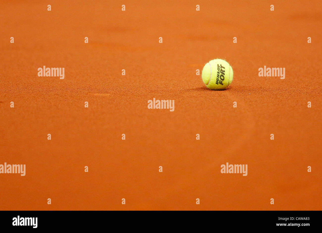 Symbolbild und illustrazione Gelber Filzball Tennisball liegt auf dem Sandplat beim Porsche Tennis Grand Prix Turnier di Stoccarda, Deutschland, am 24.04.2012 Foto Stock