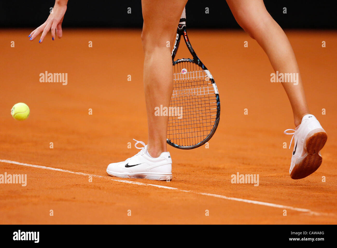 Symbolbild und illustrazione BeineAktion Aufschlag, Ritratto, Kopf, Gesicht, Tennisball, Einzelbild , la sfera, auftippen beim Aufschlag, Konzentration beim Porsche Tennis Grand Prix WTA Turnier di Stoccarda, Deutschland, am 24.04.2012 Fotograf: Peter Schatz www.peterschatz.com Lacknerstr.7 85567 g r Foto Stock