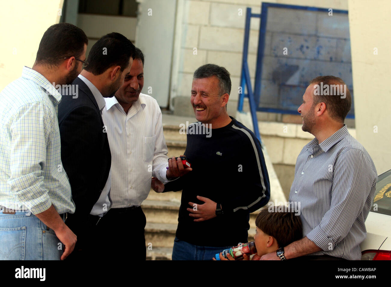 Aprile 26, 2012 - Ramallah, West Bank, Territorio palestinese - attivista palestinese Bassem Tamimi con i suoi parenti in un ospedale di Ramallah il 25 aprile 2012, dopo che un tribunale militare a lui rilasciato su cauzione il 24 aprile, precedendo il verdetto nella sua prova sulle spese di organizzazione di proteste popolari. Tamim Foto Stock